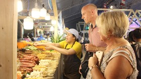 Đông đảo thực khách “khai hội” hàng trăm món ngon