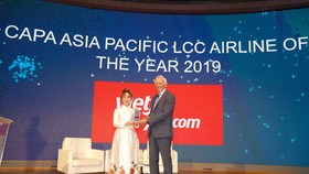 Tổng Giám đốc Vietjet Nguyễn Thị Phương Thảo (trái) nhận giải thưởng "Hãng hàng không chi phí thấp của năm tại khu vực châu Á - Thái Bình Dương" được trao bởi Chủ tịch danh dự CAPA Ông Peter Harbison.
