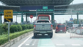 Tỷ lệ xe ôtô dán thẻ thu phí tự động không dừng quá thấp