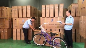 Khẩn trương lấp lổ hổng hàng hóa 'mượn đường' Việt Nam