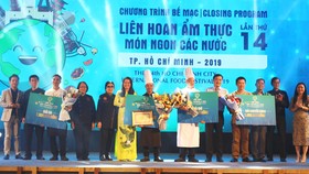 Ban tổ chức trao giải cho các bếp trưởng chuyên nghiệp đạt giải trình diễn chế biến món ăn của “Liên hoan bếp trưởng khách sạn 5 sao”. Ảnh: PHONG LAM