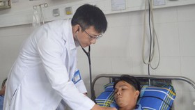 Các bác sĩ chăm sóc cho bệnh nhân sau khi can thiệp thành công.
