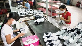 Tháo nút thắt nguyên phụ liệu ngành dệt may, da giày