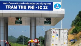 Một trạm thu phí trên tuyến đường cao tốc Nội Bài-Lào Cai. (Ảnh: Vietnam+)