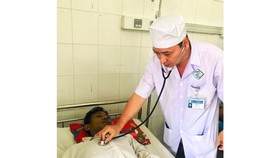 Bác sĩ thăm khám cho bệnh nhân