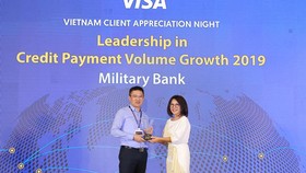 Ông Nguyễn Bá Tuyến – Giám đốc Trung tâm kinh doanh Thẻ MB nhận giải thưởng do bà Trương Minh Hà – Giám đốc Kinh doanh Visa khu vực Việt Nam & Lào trao tặng.