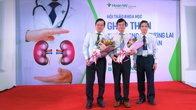 Bác sĩ Nguyễn Văn Hoàng (bìa phải) cùng các bác sĩ, chuyên gia tham dự hội nghị.