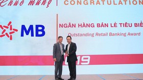 Đại diện MB nhận giải thưởng “Ngân hàng Bán lẻ Tiêu biểu”