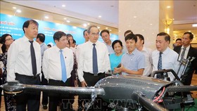 Bí thư Thành ủy TPHCM Nguyễn Thiện Nhân và các đại biểu tham quan gian hàng của DN công nghiệp chủ lực TP.