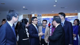 Phó Thủ tướng Vũ Đức Đam trao đổi với các đại biểu tại diễn đàn. Ảnh: VIẾT CHUNG