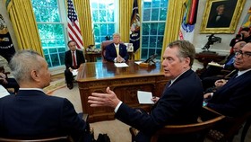 Phái đoàn Mỹ và Trung Quốc trong cuộc gặp hồi tháng 10/2019. (Ảnh: Reuters)