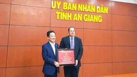 Ông Nguyễn Thanh Bình, Chủ tịch UBDN tỉnh An Giang trao quyết định chủ trương đầu tư 2 dự án khu đô thị mới cho ông Đỗ Quang Hiển, Chủ tịch HĐQT kiêm Tổng Giám đốc Tập đoàn T&T Group.