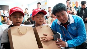 Ông Dương Hoài Nam, Chủ tịch Hội Liên hiệp thanh niên Vietjet, tặng quà bệnh nhân nhí