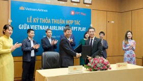 Ông Trịnh Ngọc Thành, Phó Tổng giám đốc Vietnam Airlines và ông Hoàng Việt Anh, Tổng giám đốc FPT Telecom, đơn vị chủ quản FPT Play đại diện ký kết thỏa thuận hợp tác.