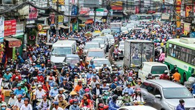 Kẹt xe là nỗi ám ảnh của người dân và chính quyền TPHCM, để giải tỏa cần phải phát triển cơ sở hạ tầng nhưng lấy vốn từ đâu? Ảnh: LONG THANH
