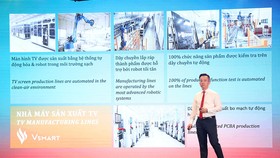 Ông Nguyễn Trung Kiên (Giám đốc Nhà máy VinSmart) công bố sản phẩm ti vi thông minh đầu tiên của Tập đoàn Vingroup.