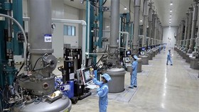 Dây chuyền sản xuất nguyên liệu để chế tạo pin năng lượng mặt trời tại Công ty TNHH JA Solar Việt Nam, vốn đầu tư của Hong Kong (Trung Quốc) tại khu công nghiệp Quang Châu (Bắc Giang). (Ảnh: Danh Lam/TTXVN)