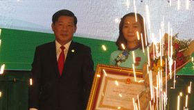 Ông Trần Thanh Liêm trao tặng Huân chương lao động hạng nhì cho Hiệu trưởng BETU