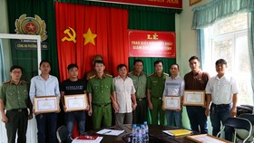 "Hiệp sĩ" Nguyễn Thanh Hải (bên phải) cùng đồng đội nhận Giấy khen của Công an tỉnh Bình Dương