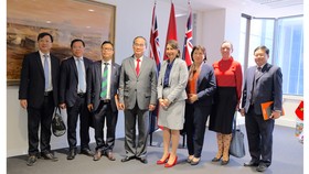 Đồng chí Nguyễn Thiện Nhân cùng đoàn đại biểu TPHCM chào xã giao bà Gladys Berejiklian, Thủ hiến bang New South Wales. Ảnh: KIỀU PHONG