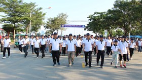 Khoảng 1.500 "vận động viên nghiệp dư" quận Thủ Đức đi bộ vì người nghèo.
