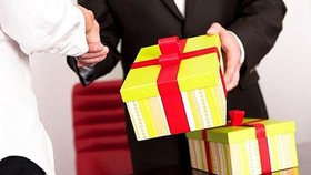 Nhận quà 150 triệu không đúng quy định bị sa thải 