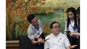 Bí thư Thành ủy Hà Nội Hoàng Trung Hải trao đổi với phóng viên