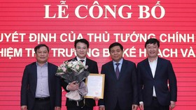 Bộ trưởng Nguyễn Chí Dũng trao quyết định và cùng lãnh đạo Bộ Kế hoạch và Đầu tư chúc mừng tân Thứ trưởng Trần Quốc Phương 