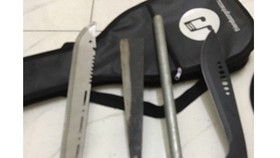 Hai thiếu niên đi “dạo” mang theo túi đựng vợt cầu lông chứa mã tấu trên phố