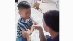 Người cha tát con nhỏ tới tấp ở Tiền Giang. Ảnh cắt từ clip