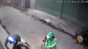 Hai thanh niên dùng dao, bình xịt hơi cay tấn công người dân cướp tài sản táo tợn.