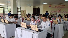 Các học sinh trường THPT Chuyên Hà Nội Amsterdam là những thí sinh đầu tiên bấm nút tham dự cuộc thi tìm hiểu lịch sử, văn hóa dân tộc năm 2019.