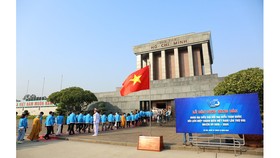 Các đại biểu thanh niên báo công dâng Bác