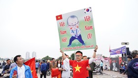 Lo tắc đường, hàng ngàn cổ động viên đến Mỹ Đình sớm cổ vũ đội tuyển Việt Nam