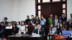Nghị án kéo dài vụ kiện giữa Công ty CP Tuần Châu Hà Nội và đạo diễn Việt Tú