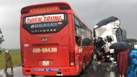 Xe khách va chạm xe tải, 1 người chết, 15 người bị thương
