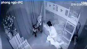 Tạm giữ bảo mẫu bạo hành bé hơn 1 tuổi
