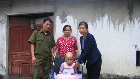 Báo SGGP trao quà của bạn đọc cho bé bị ung thư xương tại Nghệ An