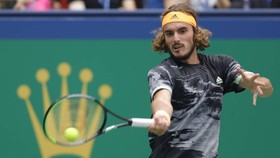 Tsitsipas lật đổ Djokovic