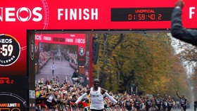 Kipchoge băng qua cổng chào và làm nên lịch sử
