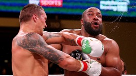 Một cú ra quyền đánh "lật mặt" đối thủ của Usyk