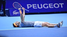 Thiem nằm lăn ra sân ăn mừng chiến thắng