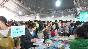 Hội sách xả kho cuối năm tập trung vào những đầu sách dành cho giới trẻ, với mức giảm cao nhất lên đến 70%