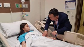 Trung vệ Trần Thị Hồng Nhung kiệt sức sau khi cùng tuyển nữ lên ngôi vô địch