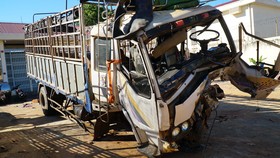 Xe tải và xe con tông nhau, 3 người chết, 3 người bị thương