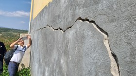 Kiểm tra thông tin trường hàng chục tỷ đồng mới đưa vào sử dụng đã nứt toác