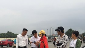 Giá vé quá cao nên nhiều người hỏi mua đã lắc đầu ngán ngẩm bỏ đi