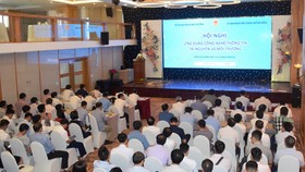 Các đại biểu trao đổi kinh nghiệm đẩy mạnh ứng dụng CNTT ngành TNMT