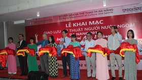 Cắt băng khánh thành triển lãm