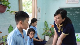 Cô Lê Thị Giang, công tác tại Trung tâm Hỗ trợ phát triển giáo dục hòa nhập Đà Nẵng, 1 trong 25 giáo viên được tặng giải thưởng “Nhà giáo Đà Nẵng tiêu biểu” năm học 2018-2019